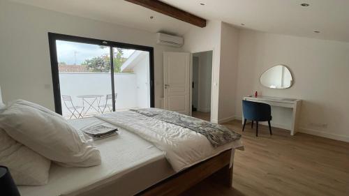 une chambre avec un lit, un bureau et une fenêtre dans l'établissement MAISON - Authentique échoppe Bordelaise avec jardin, à Bordeaux