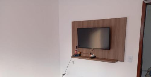 a flat screen tv on a wall in a room at Casa para temporada no São João in Campina Grande