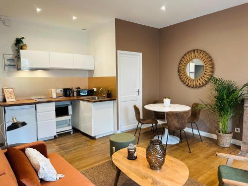 un salon avec un canapé et une table dans l'établissement La Suite Saint-Martin, à Tours