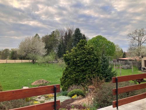 a park with a bench and a green field at Ferienwohnung Hans in Girbigsdorf