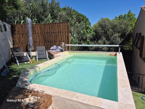 une petite piscine dans un jardin dans l'établissement Maison pour 6P avec piscine, à Plan-de-Cuques