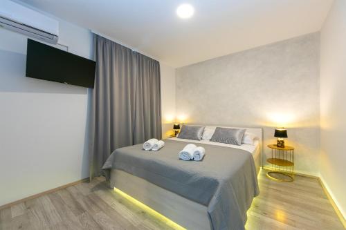 Кровать или кровати в номере Apartments Nataly with FREE PARKING