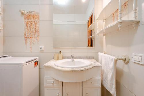 Ένα μπάνιο στο La Marina Suite