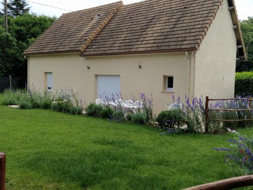 Κήπος έξω από το Le gîte de l'Aubépin