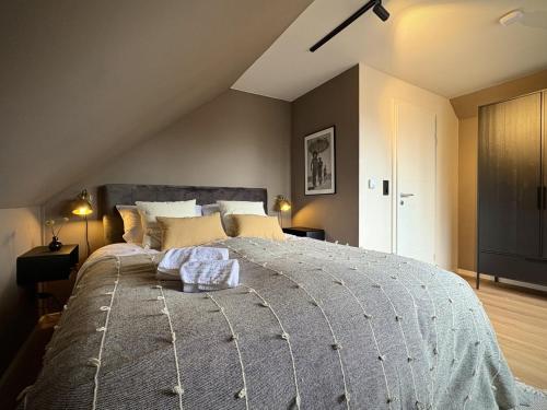 a bedroom with a large bed in a attic at Goodwood Lodge am See in Scharbeutz