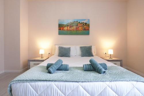 a bedroom with a large bed with blue pillows on it at Melody's House in Como