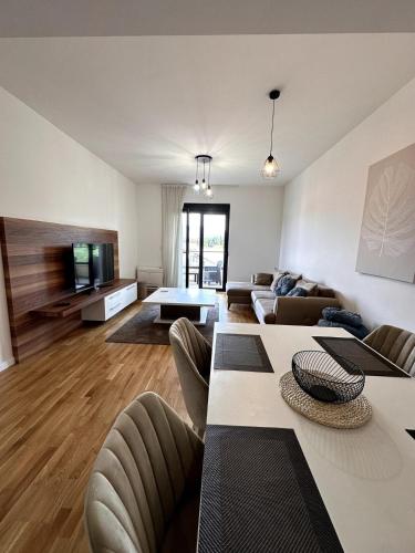 Una sala de estar con un sofá y un televisor. en Where Comfort Meets Convenience!, en Stara Varoš