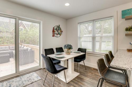 Zona de estar de Walk to Downtown and Seneca Lake Updated Retreat!