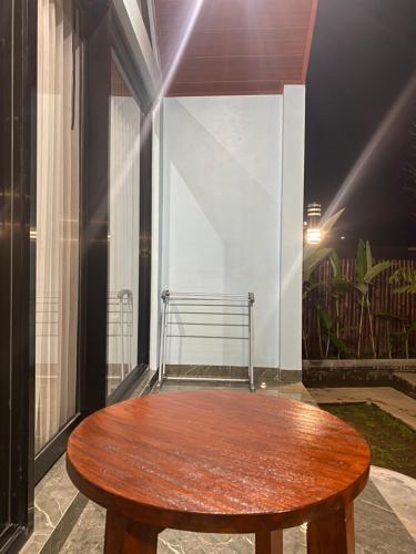 a wooden bench sitting on top of a balcony at Lombok Grace Bungalows in Tetebatu