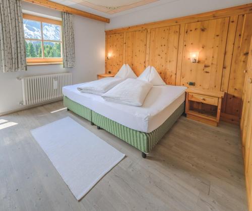 A bed or beds in a room at Ütia De Börz