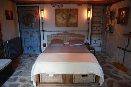 Photo de la galerie de l'établissement Chambre Steampunk Jules Vernes, à Bosbonparent