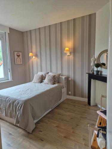 Postel nebo postele na pokoji v ubytování Maison de Caractère 4-8 Pers