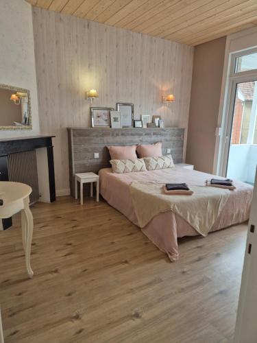 Postel nebo postele na pokoji v ubytování Maison de Caractère 4-8 Pers