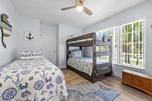 una camera da letto con un letto a castello e una finestra di Beach Daze Sanibel a Sanibel