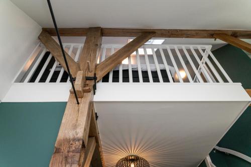 a loft conversion with wooden beams and a ceiling at Boerderijkamer de Hilde in Wijhe