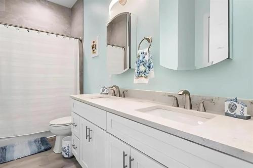 ガルフ・ショアーズにあるWater Oaks Lagoon House - Newly Built! Lagoon Front Paradise, Private Dockの洗面台とトイレを備えた白いバスルーム