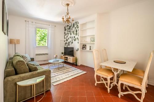 un salon avec un canapé et une table dans l'établissement Narbonne Rooftop apt, à Narbonne