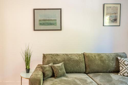 un salon avec un canapé et une table dans l'établissement Narbonne Rooftop apt, à Narbonne