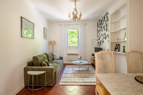 un salon avec un canapé et une table dans l'établissement Narbonne Rooftop apt, à Narbonne