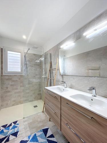 une salle de bain avec un lavabo et une douche dans l'établissement Villa 6 couchages avec jardin, à Ortaffa