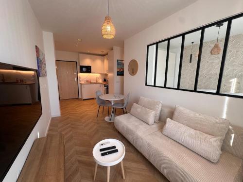 un salon avec un canapé et une table dans l'établissement Le rocher, à Vitrolles