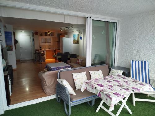 ein Wohnzimmer mit einem Tisch und ein Esszimmer in der Unterkunft De la Montaña al Mar in Almería