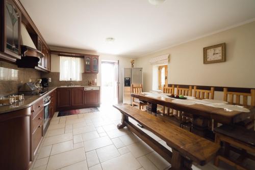 una grande cucina con un tavolo in legno di Atrium Villa Syvota a Sivota