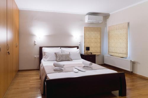 una camera da letto con un letto con asciugamani sopra di Atrium Villa Syvota a Sivota