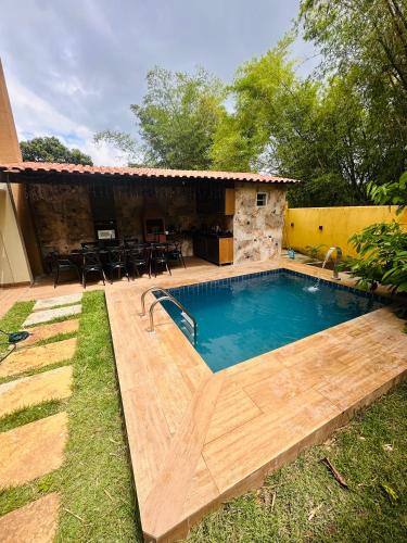 a swimming pool in the yard of a house at Suites Holanda in Guaramiranga