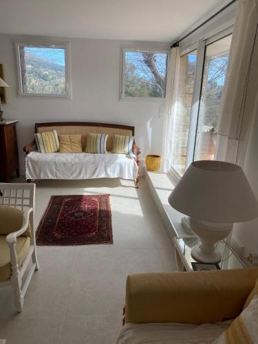 un salon avec un lit et un canapé dans l'établissement Cap Corse, T3 Spacieux à Erbalunga Village Typique & Plage à Pied, à Brando