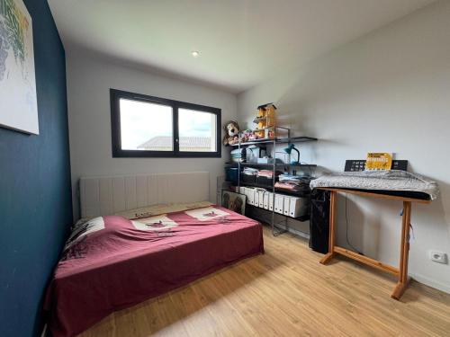 une petite chambre avec un lit et une fenêtre dans l'établissement Maison avec piscine, jardin et barbecue, à Craponne