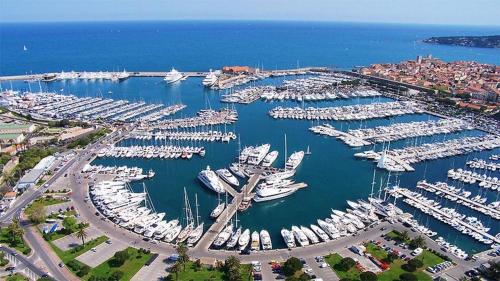 une vue aérienne d'une marina avec des bateaux dans l'eau dans l'établissement STUDIO PORT VAUBAN vue port excellente situation climatisé Fibre, à Antibes