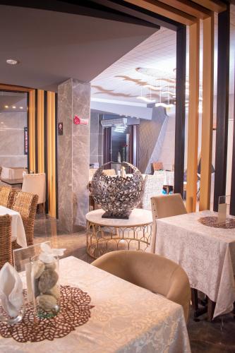 a restaurant with tables and chairs and a bowl on the table at Mantra Hotel Boutique in Santa Marta