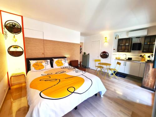 - une chambre avec un grand lit orné d'un tableau dans l'établissement STUDIO BALCON CALME AVEC PARKING 5mn de la MER, à Nice