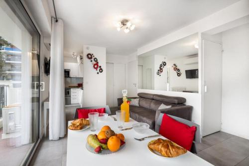 - une table blanche avec de la nourriture dans le salon dans l'établissement Charmant Studio - Calme - Croisette & Plage à 7 min, à Cannes