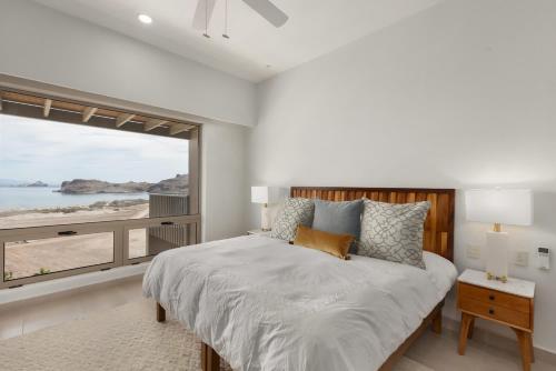 1 dormitorio con 1 cama grande y vistas a la playa en Exquisite Penthouse Heart of Danzante Bay Loreto, en Ensenada Blanca