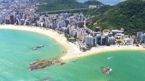 an aerial view of a city and a beach at Aconchego e paz no Centro de Vila Velha in Vila Velha