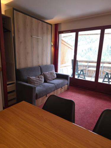 un salon avec un canapé et une table dans l'établissement Appartement 2P Isola 2000, à Isola 2000