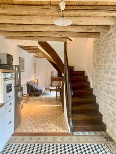 Il comprend une cuisine et un salon avec un escalier. dans l'établissement La Maison des Pérolles, à Santenay