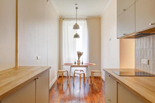 une cuisine avec une table et des chaises dans une pièce dans l'établissement Coco meulin rouge, à Paris