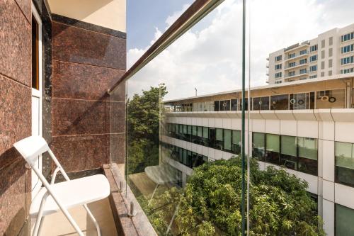 Un balcón o terraza de Move-Inn OBS Serviced Apartments Koramangala