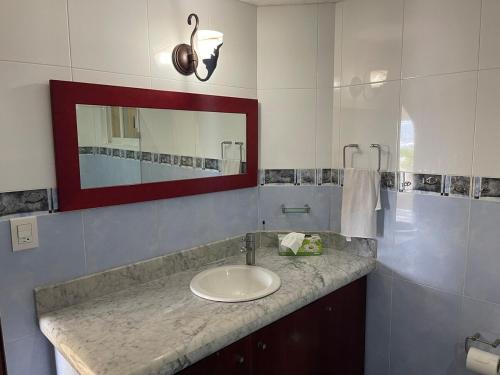 阿卡普尔科Brisa del Mar的浴室里有洗手池和镜子