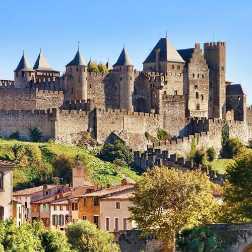 un grand château au sommet d'une colline dans l'établissement Studio Cosy proche Cité Centre WiFi, à Carcassonne