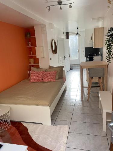 une chambre avec un lit et une cuisine avec une table dans l'établissement Studio Cosy proche Cité Centre WiFi, à Carcassonne