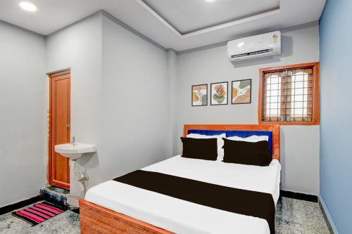 Ένα ή περισσότερα κρεβάτια σε δωμάτιο στο Hotel O AHIS GRAND