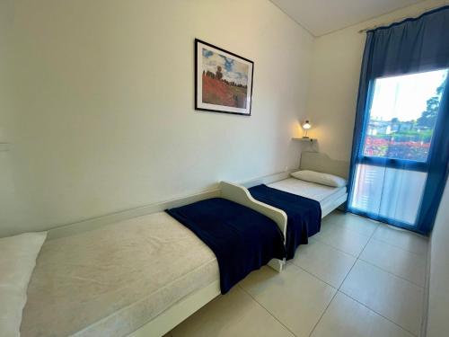 A bed or beds in a room at Relaxing holidays by the beach - flat with garden