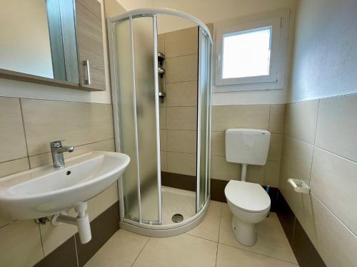A bathroom at Relaxing holidays by the beach - flat with garden