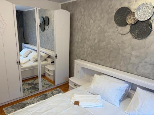 Apartament S 22 في رومان: غرفة نوم بها سرير ومرآة كبيرة