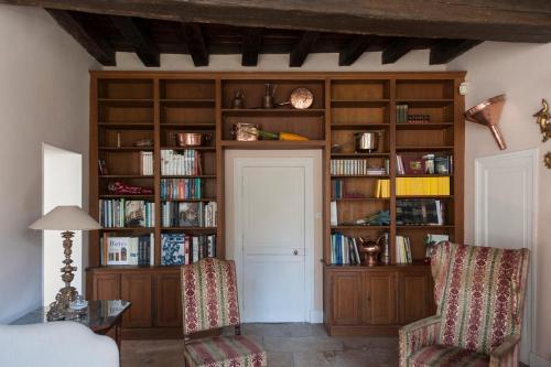 a room with a book shelf filled with books at Chez Diane in Saint-Amand-Montrond