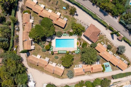 une vue aérienne d'une maison avec piscine dans l'établissement Bright T3 cottage in secure domain, à La Roque-sur-Pernes